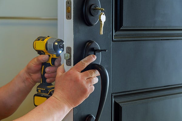 locksmith-changing-exterior-door-locks.jpg